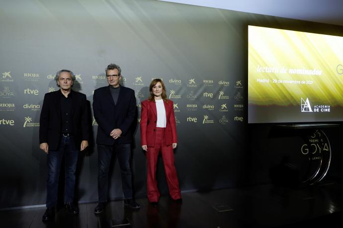 Los actores Nathalie Poza y José Coronado posan junto al productor y guionista Mariano Barroso (c) para los medios antes de proceder a la lectura de la lista de finalistas en las 28 categorías de los Premios Goya.