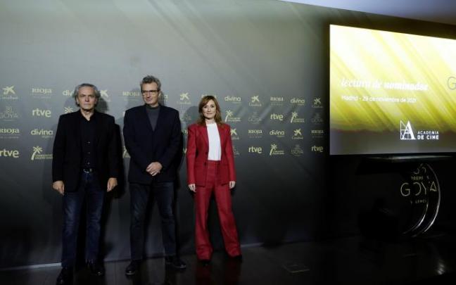 Los actores Nathalie Poza y José Coronado posan junto al productor y guionista Mariano Barroso (c) para los medios antes de proceder a la lectura de la lista de finalistas en las 28 categorías de los Premios Goya. Los actores Nathalie Poza y José Coronado posan junto al productor y guionista Mariano Barroso (c) para los medios antes de proceder a la lectura de la lista de finalistas en las 28 categorías de los Premios Goya.