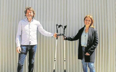 Goyo Hernández y su mujer Eli Sánchez, con las muletas con imanes que van a comercializar. Goyo Hernández y su mujer Eli Sánchez, con las muletas con imanes que van a comercializar.