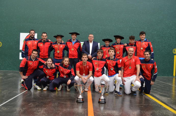 Varios pelotaris de la selección navarra posan con los dos trofeos en el frontón Ogueta de Vitoria.