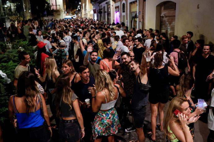 Centenares de personas sin mascarilla ni distancia de seguridad en el barrio de Gràcia de Barcelona