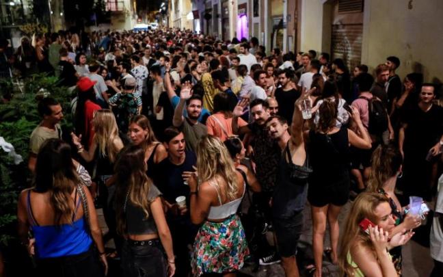 Centenares de personas sin mascarilla ni distancia de seguridad en el barrio de Gràcia de Barcelona Centenares de personas sin mascarilla ni distancia de seguridad en el barrio de Gràcia de Barcelona