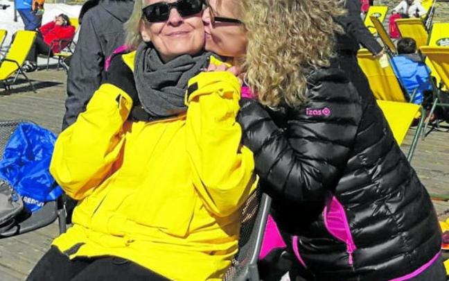 Mertxe besa a su hermana Karmele en una foto tomada hace dos años. Foto: Cedida