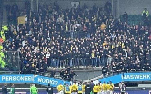 La grada se ha hundido durante la celebración de los aficionados. La grada se ha hundido durante la celebración de los aficionados.