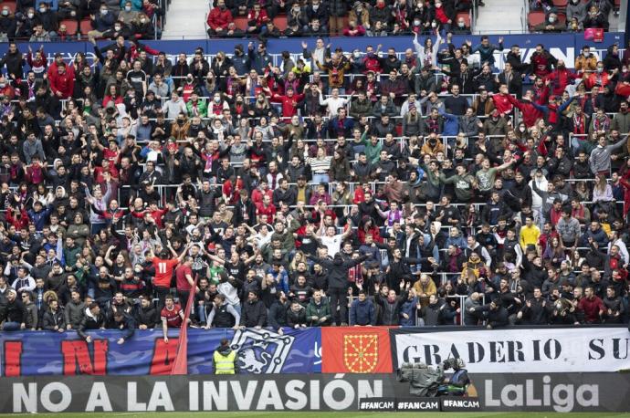 La grada de El Sadar, animando durante un partido de Osasuna.