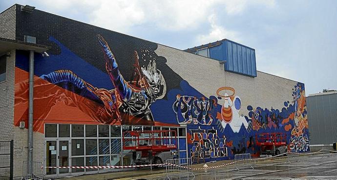 Un graffiti de 300 metros y 8 artistas en el polideportivo de Villava