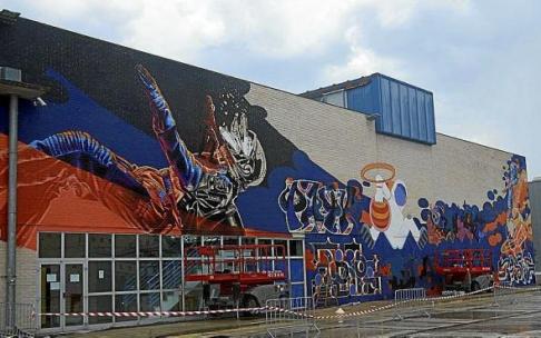 Un graffiti de 300 metros y 8 artistas en el polideportivo de Villava