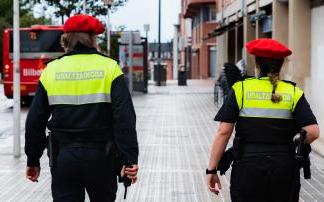 La Policía Municipal de Bilbao ha imputado un delito de daños a la autora de numerosas pintadas y graffitis en varios puntos de la ciudad La Policía Municipal de Bilbao ha imputado un delito de daños a la autora de numerosas pintadas y graffitis en varios puntos de la ciudad