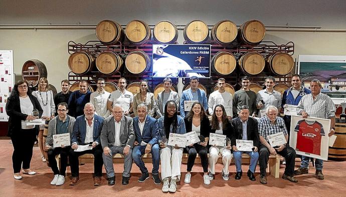 Foto de familia de los galardonados durante el acto de ayer, celebrado en las Bodegas Pagos de Obanos.