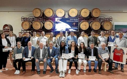 Foto de familia de los galardonados durante el acto de ayer, celebrado en las Bodegas Pagos de Obanos. Foto de familia de los galardonados durante el acto de ayer, celebrado en las Bodegas Pagos de Obanos.