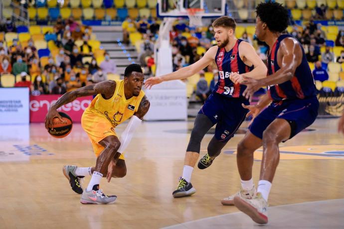 Dylan Ennis juega un balón ante Rokas Giedraitis y Steven Enoch