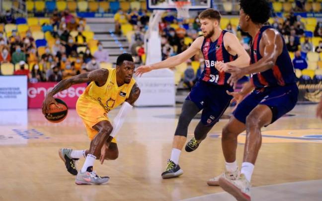 Dylan Ennis juega un balón ante Rokas Giedraitis y Steven Enoch