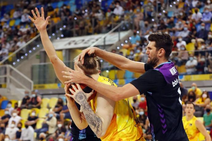 Jeff Withey impacta en el rostro de Olek Balcerowski.