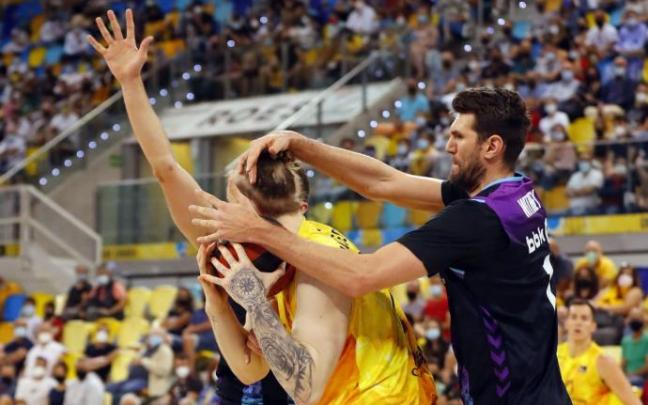 Jeff Withey impacta en el rostro de Olek Balcerowski.