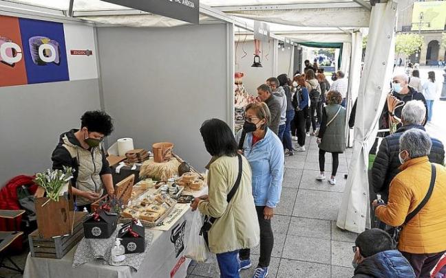 Buen ambiente ayer por la mañana, durante la VI Semana del Producto Local, en la Plaza del Castillo. Buen ambiente ayer por la mañana, durante la VI Semana del Producto Local, en la Plaza del Castillo.