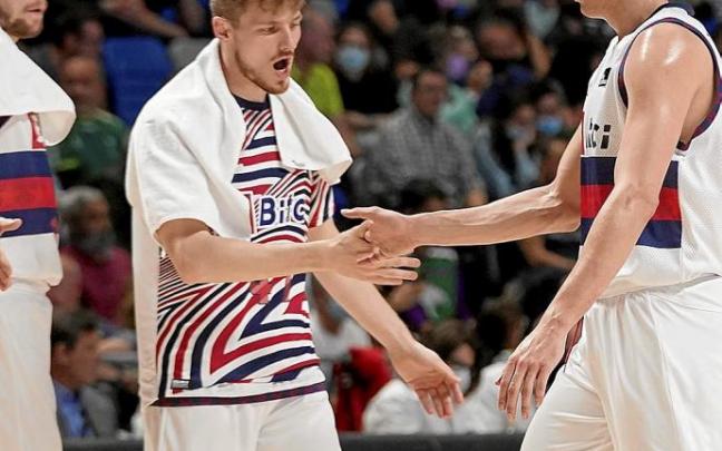 Kurucs felicita a Fontecchio, el mejor azulgrana ayer, tras ser sustituido. Foto: ACB Photo/M. Pozo