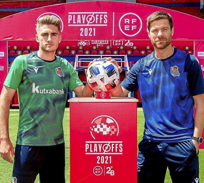 Robert Navarro y Xabi Alonso, ayer en el estadio Francisco de la Hera. Foto: Real Sociedad