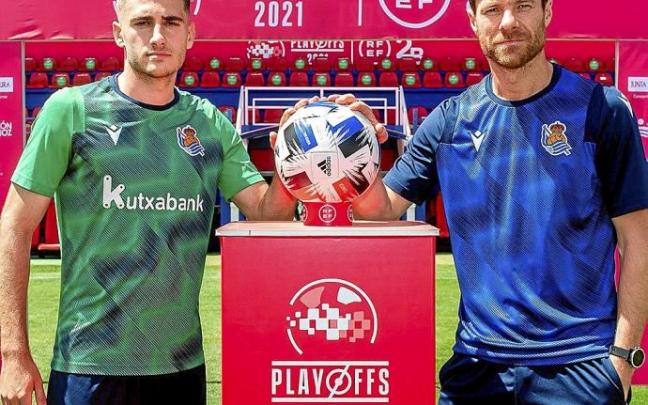 Robert Navarro y Xabi Alonso, ayer en el estadio Francisco de la Hera. Foto: Real Sociedad