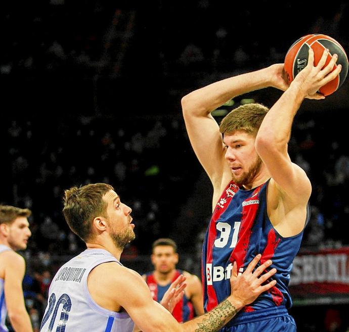 Giedraitis, sensacional desde el triple al anotar 5 de 6, es defendido por Laprovittola durante el encuentro entre el Baskonia y el Barça. Foto: Jorge Muñóz