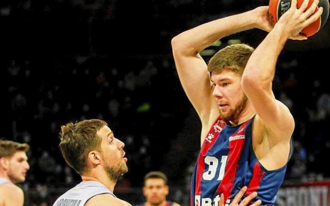 Giedraitis, sensacional desde el triple al anotar 5 de 6, es defendido por Laprovittola durante el encuentro entre el Baskonia y el Barça. Foto: Jorge Muñóz