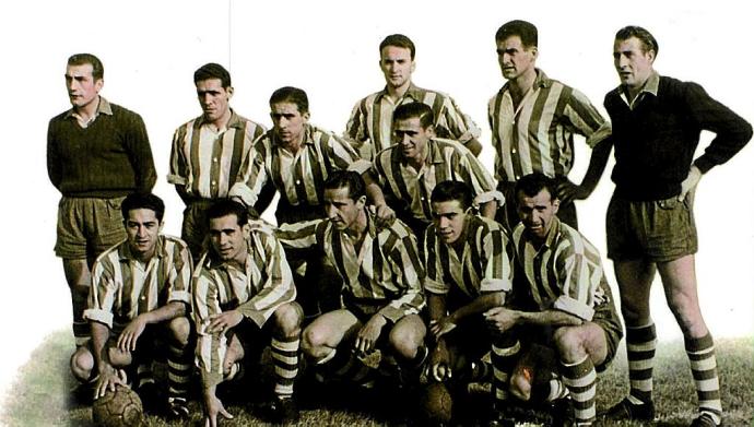 19 de setiembre de 1954. Mendizorroza. Alavés-Barça (2-2). De pie (izda. a dcha.): Berasaluce, Sanz, Bolado, Gorospe, 'Primi' (semi agachado), Erezuma y Carlos Larrañaga. Agachados (izda. a dcha.): Contrasta, Etxeandia, Remacha, Etxaniz e Ibarra.