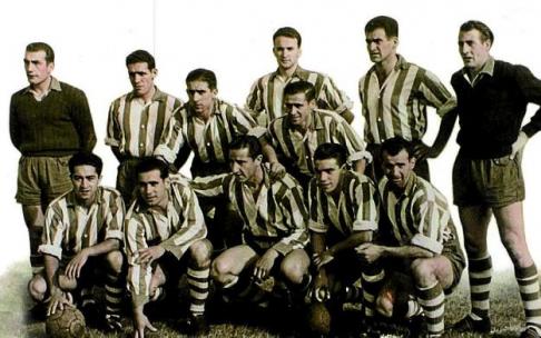 19 de setiembre de 1954. Mendizorroza. Alavés-Barça (2-2). De pie (izda. a dcha.): Berasaluce, Sanz, Bolado, Gorospe, 'Primi' (semi agachado), Erezuma y Carlos Larrañaga. Agachados (izda. a dcha.): Contrasta, Etxeandia, Remacha, Etxaniz e Ibarra.