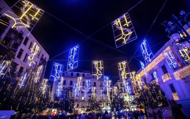 Iluminación navideña instalada en una céntrica plaza de Granada.
