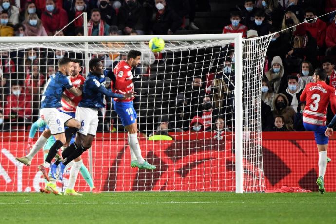 Antonio Puertas cabecea un balón ante Mamadou Loum y Joselu Sanmartín