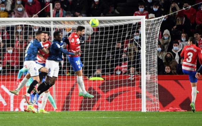 Antonio Puertas cabecea un balón ante Mamadou Loum y Joselu Sanmartín Antonio Puertas cabecea un balón ante Mamadou Loum y Joselu Sanmartín