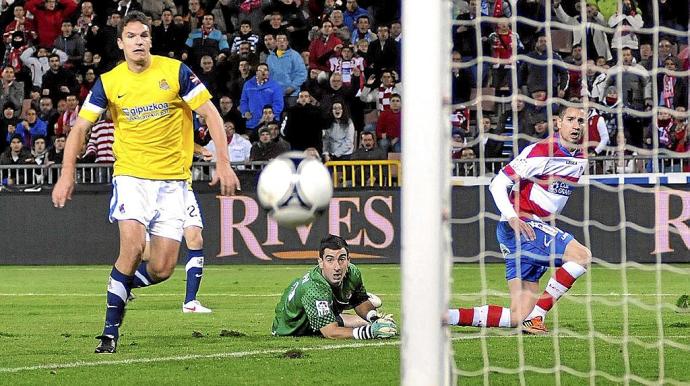 Ansotegi, Zubikarai y Geijo ven la trayectoria del balón en el partido de Copa de la 2011/12. Foto: Efe