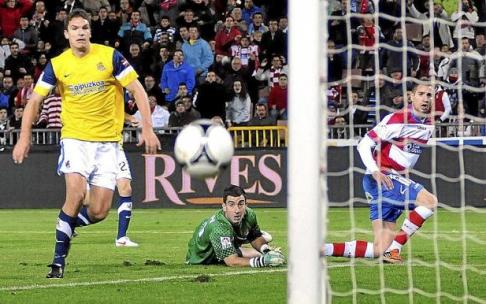 Ansotegi, Zubikarai y Geijo ven la trayectoria del balón en el partido de Copa de la 2011/12. Foto: Efe