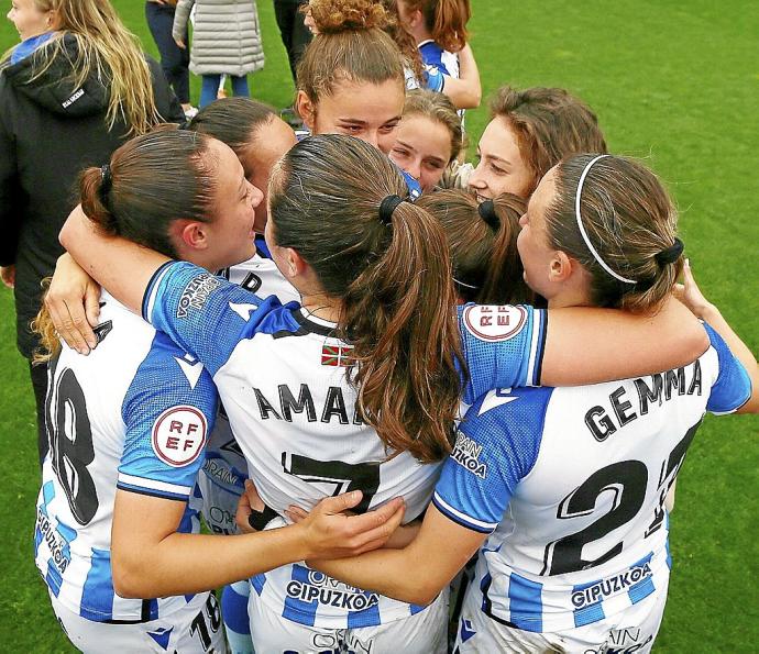 Las jugadoras de la Real celebran su clasificación europea en el partido ante el Rayo. Foto: Gorka Estrada