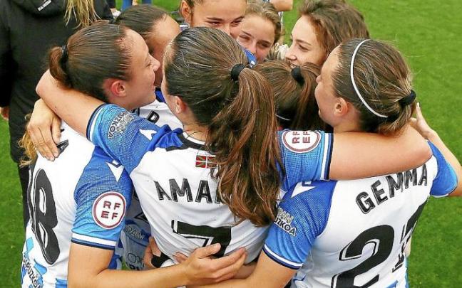 Las jugadoras de la Real celebran su clasificación europea en el partido ante el Rayo. Foto: Gorka Estrada