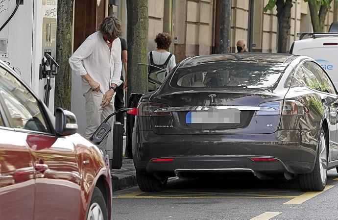 Carga de un coche eléctrico. Foto: Pablo Viñas