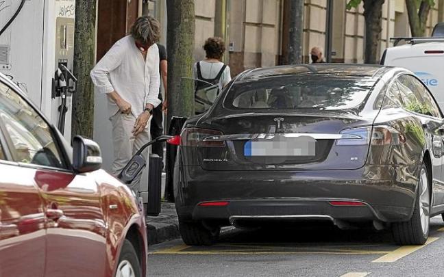 Carga de un coche eléctrico. Foto: Pablo Viñas