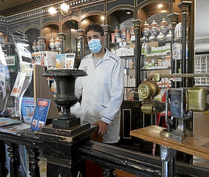 Íñigo Puente, tras el mostrador de esta histórica farmacia de la 'Cuesta' de Vitoria, fundada en 1826, de la que es su titular. Foto: Alex Larretxi