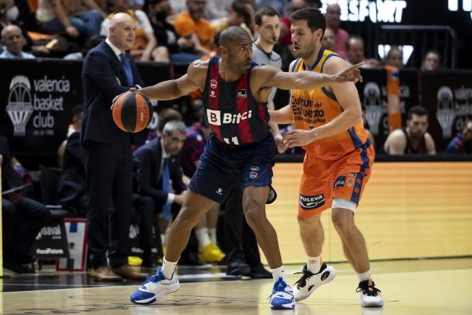 Granger bota el balón ante el acoso de Van Rossom, durante el partido disputado el martes en La Fonteta entre el Valencia Basket y el Baskonia