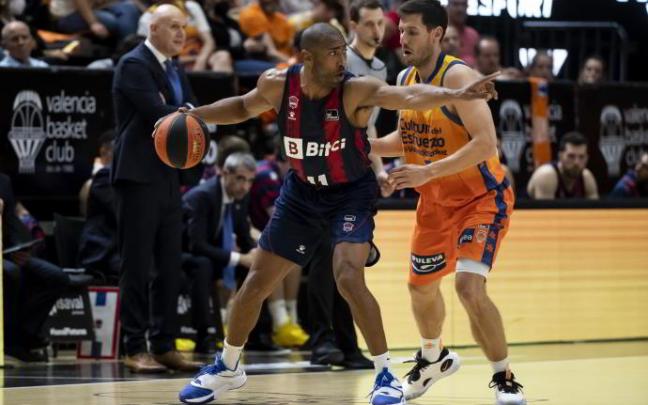 Granger bota el balón ante el acoso de Van Rossom, durante el partido disputado el martes en La Fonteta entre el Valencia Basket y el Baskonia