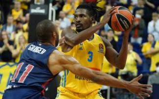 Granger defiende a Jaleen Smith, en el duelo ante el Alba.