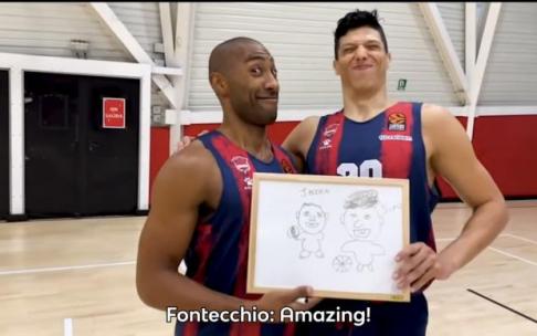 Los dos jugadores posan con sus retratos.