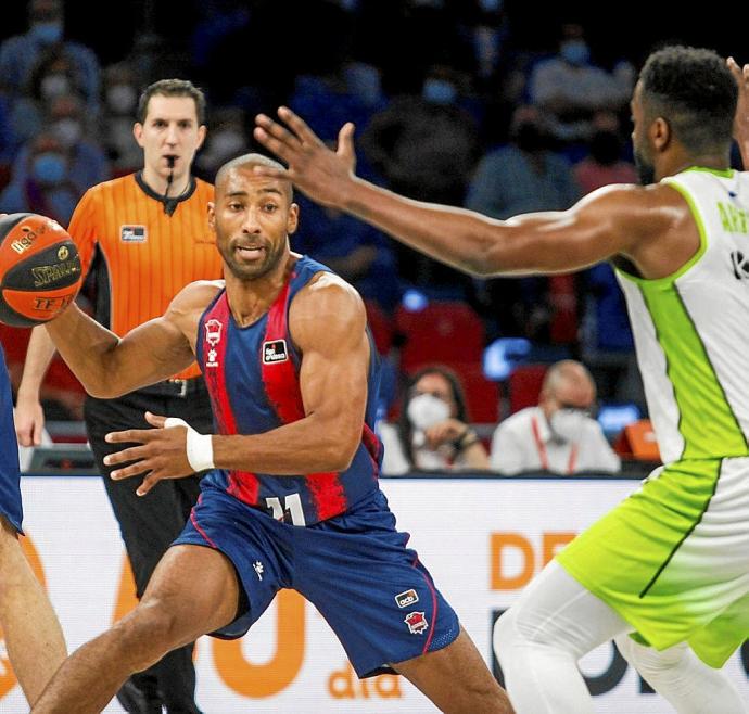 Granger, decisivo en la remontada del Baskonia, asiste a un compañero en presencia de Alexander. Foto: Jorge Muñoz