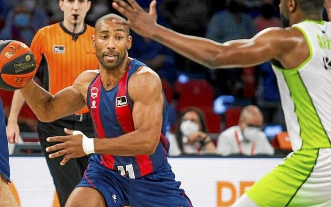 Granger, decisivo en la remontada del Baskonia, asiste a un compañero en presencia de Alexander. Foto: Jorge Muñoz