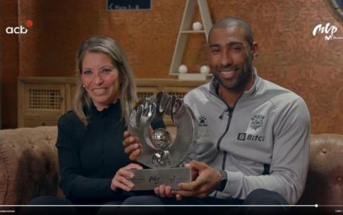 La madre de Jayson Granger fue la encargada de entregar el MVP de noviembre de la ACB al jugador baskonista La madre de Jayson Granger fue la encargada de entregar el MVP de noviembre de la ACB al jugador baskonista
