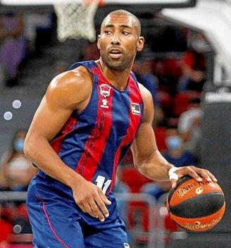 Granger bota el balón durante un partido. Foto: Álex Larretxi