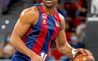 Granger bota el balón durante un partido. Foto: Álex Larretxi