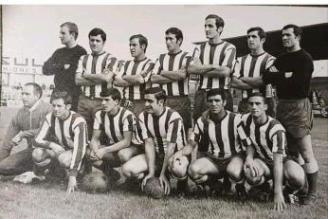 12 de septiembre de 1970. Mendizorroza. Primer partido de la temporada. Deportivo Alavés-Motrico (1-0). De pie (izda. a dcha.): Busto, José Ramón, Larrea, Tella, Echevarría, Ayerbe y Tobalina. Agachados (izda. a dcha.): Palomar (masajista), 'Coque', 'Pind