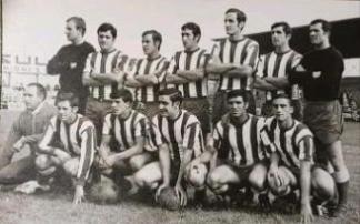 12 de septiembre de 1970. Mendizorroza. Primer partido de la temporada. Deportivo Alavés-Motrico (1-0). De pie (izda. a dcha.): Busto, José Ramón, Larrea, Tella, Echevarría, Ayerbe y Tobalina. Agachados (izda. a dcha.): Palomar (masajista), 'Coque', 'Pind