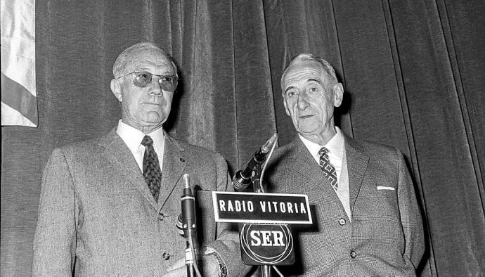 Jacinto Quincoces (izquierda) y Ciriaco Errasti (derecha) en Vitoria el 1 de abril de 1971. En sus tiempos de futbolistas fueron considerados como una de las mejores defensas del mundo. Foto: Archivo Municipal de Vitoria: Arqué