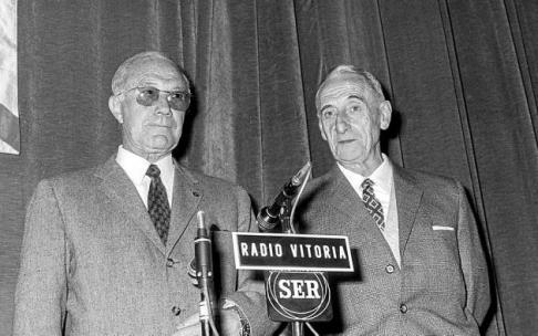 Jacinto Quincoces (izquierda) y Ciriaco Errasti (derecha) en Vitoria el 1 de abril de 1971. En sus tiempos de futbolistas fueron considerados como una de las mejores defensas del mundo. Foto: Archivo Municipal de Vitoria: Arqué