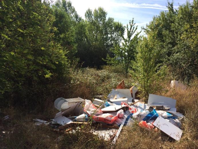 Graveras de Lasarte convertidas en un vertedero incontrolado de basura.